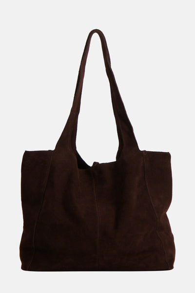 Sac à main en daim marron par MANGO, avec des anses longues et un aspect texturé.
