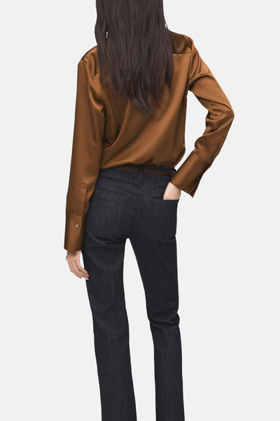 Chemisier brun à manches longues de MANGO, porté avec un pantalon foncé et une ceinture marron, vue de dos.