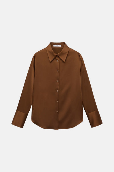 Chemise à manches longues marron de MANGO, avec un col classique et des poignets boutonnés.
