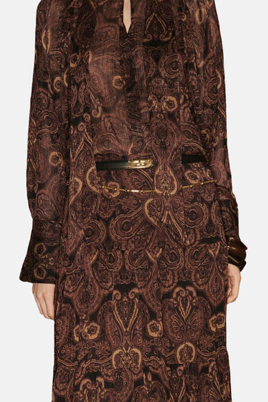 Lange bruine rok met paisleyprint van MANGO, met zwarte riem en gouden ketting.