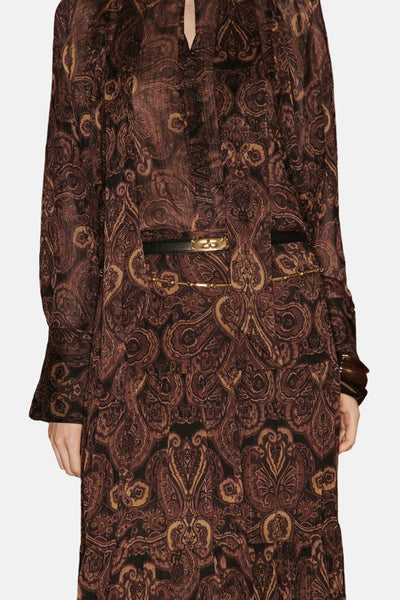 Lange bruine rok met paisleyprint van MANGO, met zwarte riem en gouden ketting.