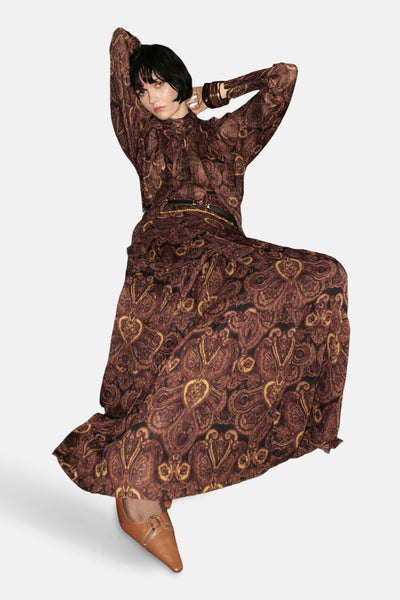 Lange bruine rok van MANGO, met paisley-patroon en dunne zwarte riem.
