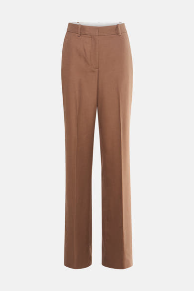 Pantalon beige de MANGO, coupe droite, avec poches et passants de ceinture sur fond uni.
