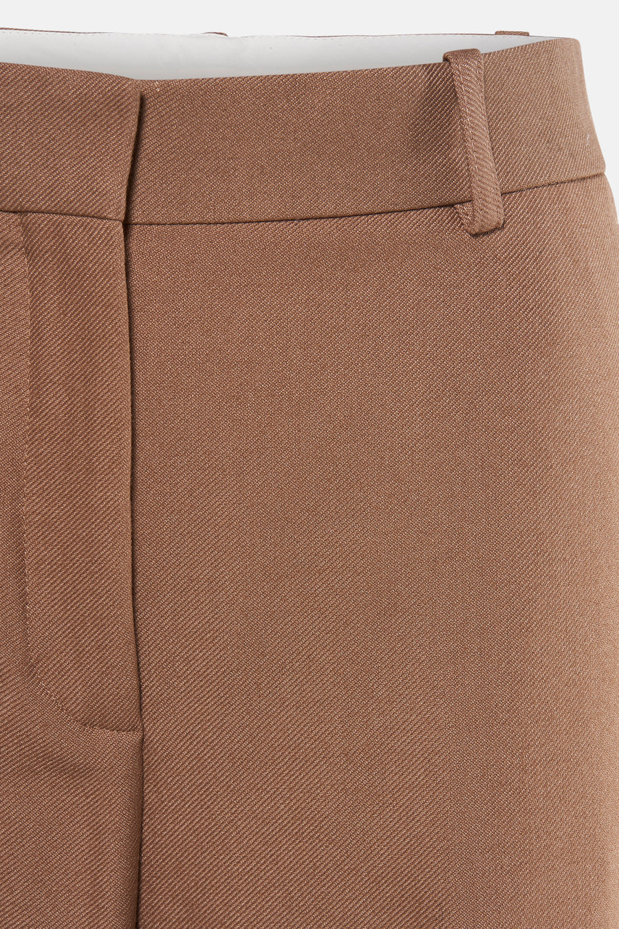 Pantalon beige de MANGO, détail texturé avec passants de ceinture et fermeture invisible.
