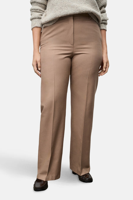 Beige broek van MANGO, textuurdetail met riemlussen en onzichtbare sluiting.