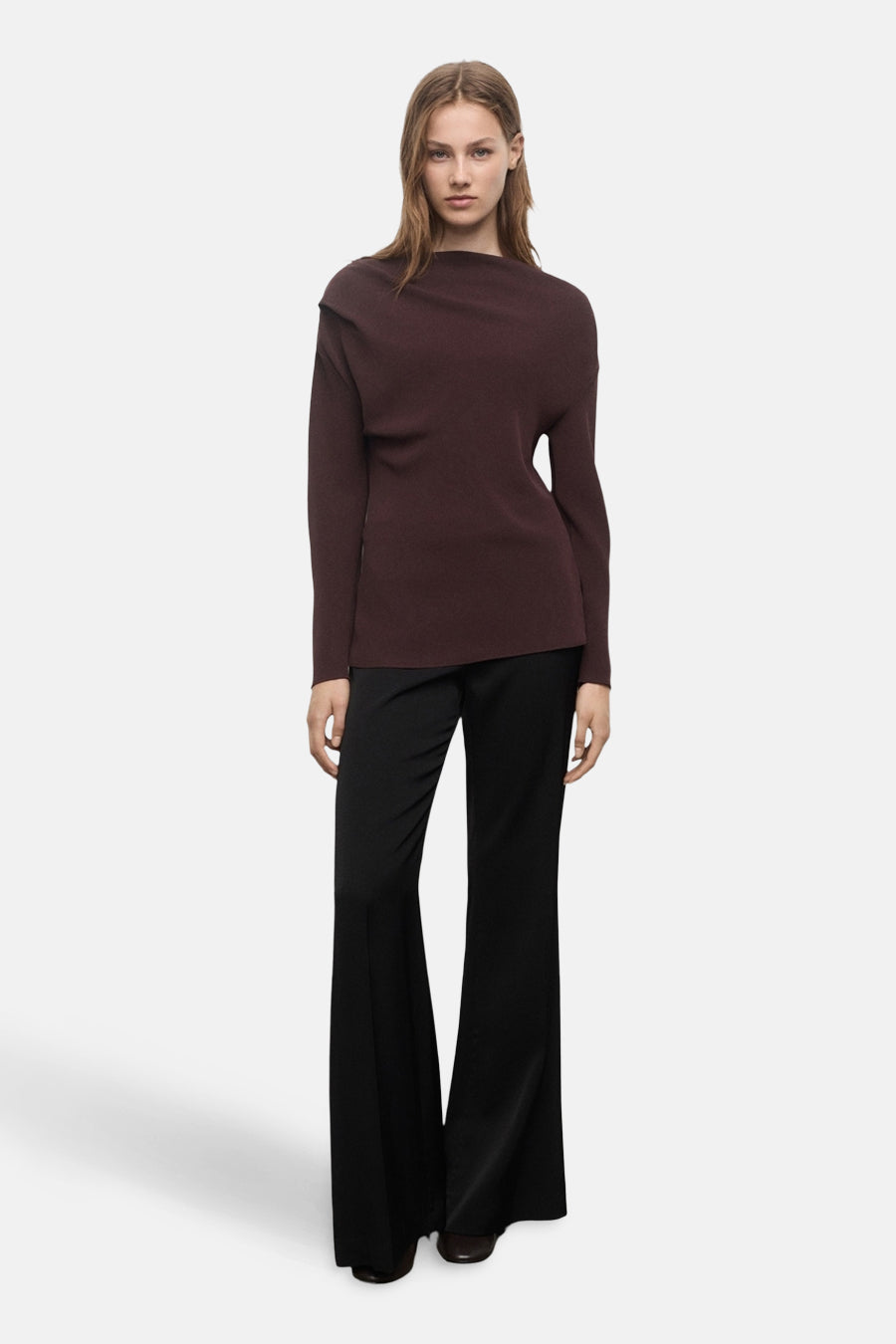 Blouse à manches longues brun de MANGO, portée avec un pantalon noir à jambe évasée.