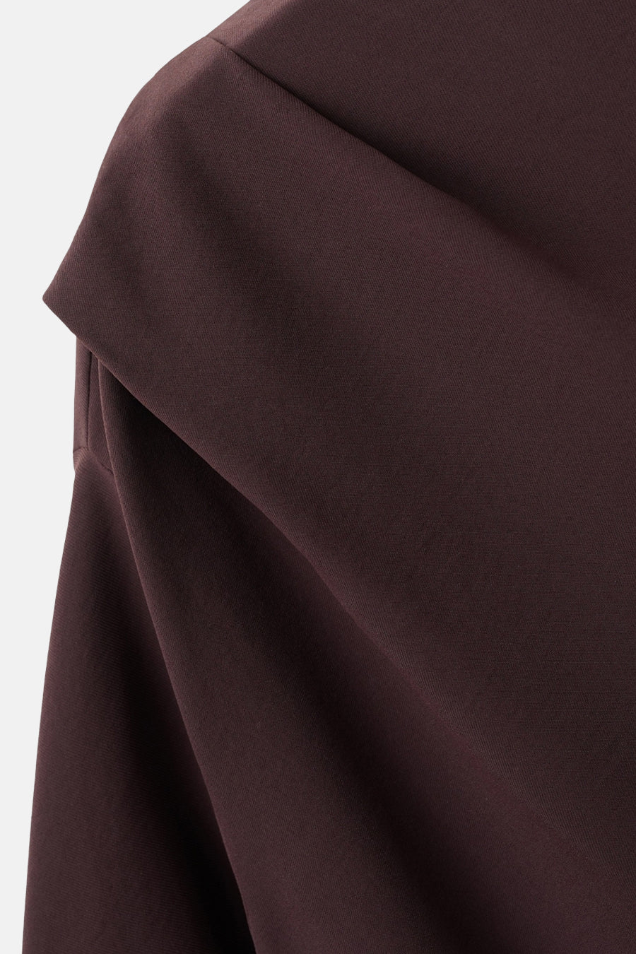 Bruine blouse met lange mouwen van MANGO, getextureerde stof en gedrapeerde kraag.