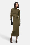 Robe longue kaki à manches longues de MANGO, portée avec des gants en cuir et des collants noirs.