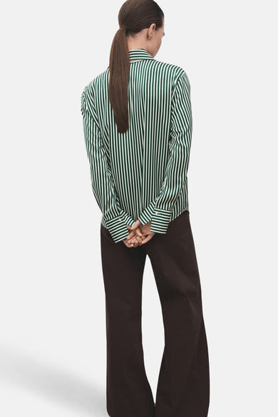 Chemise à manches longues verte à rayures by MANGO, portée avec un pantalon marron, vue de dos.