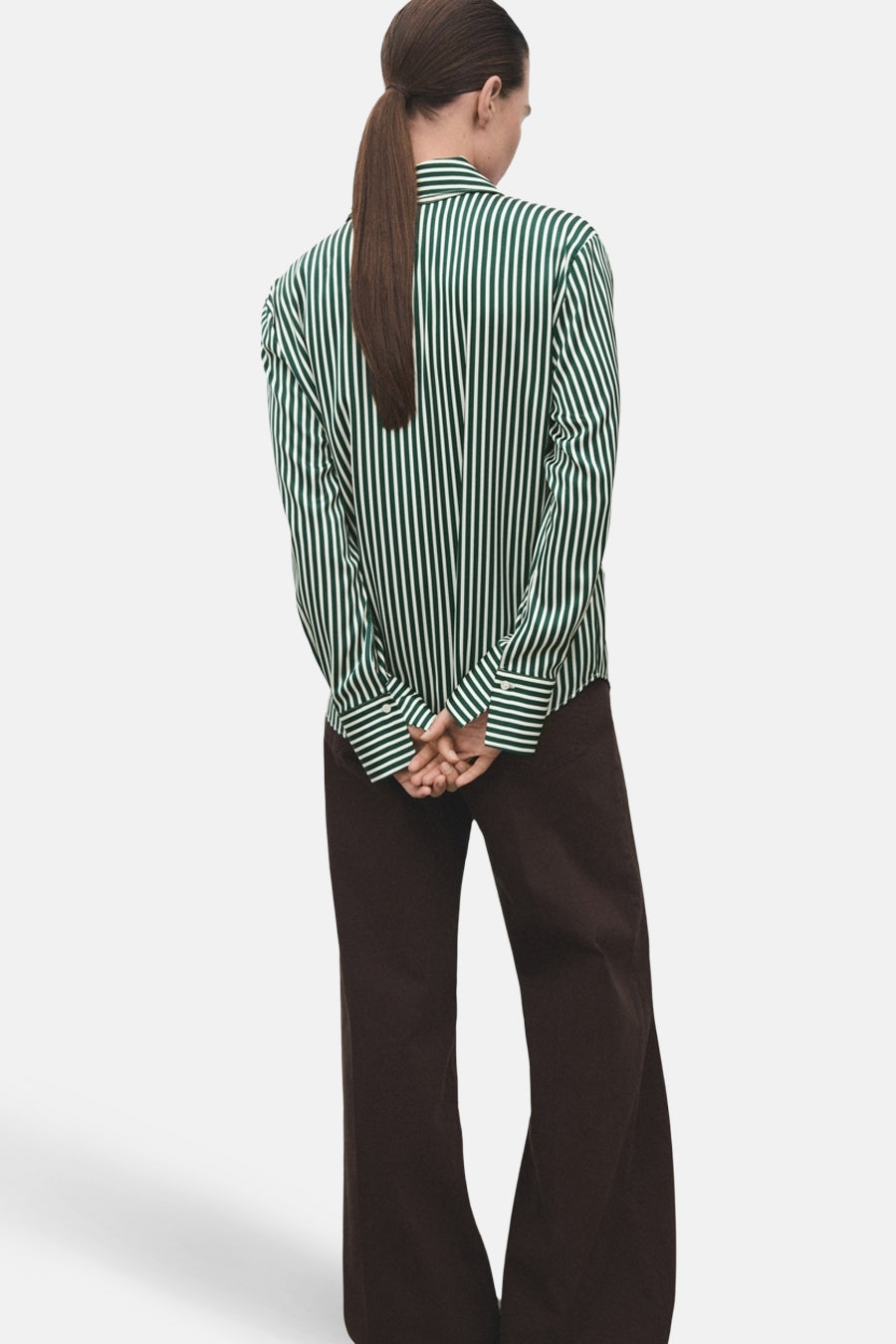 Chemise à manches longues verte à rayures by MANGO, portée avec un pantalon marron, vue de dos.