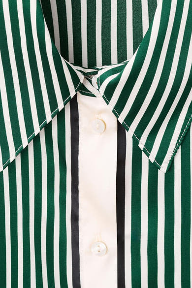 Chemise à manches longues verte rayée de MANGO, avec boutons blancs et col classique.
