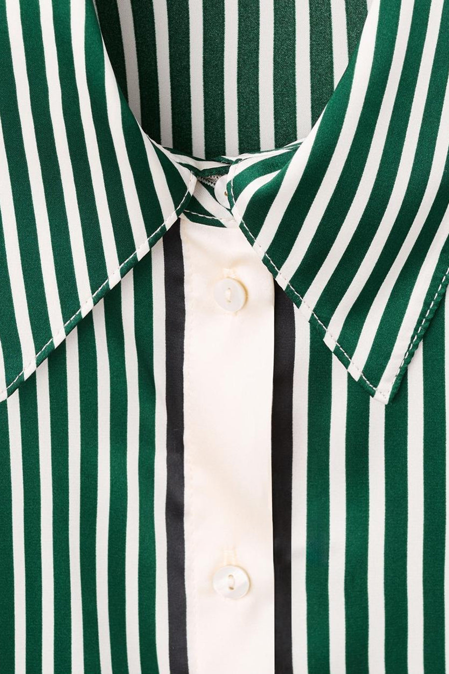 Chemise à manches longues verte rayée de MANGO, avec boutons blancs et col classique.
