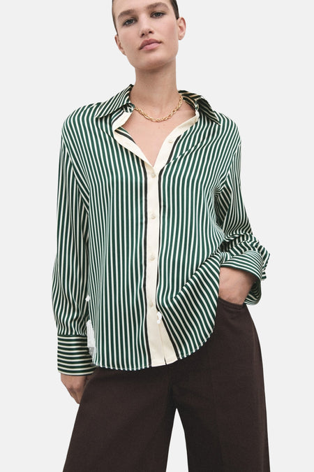 Groen gestreept overhemd met lange mouwen van MANGO, met zichtbare knopen en een bruine broek.