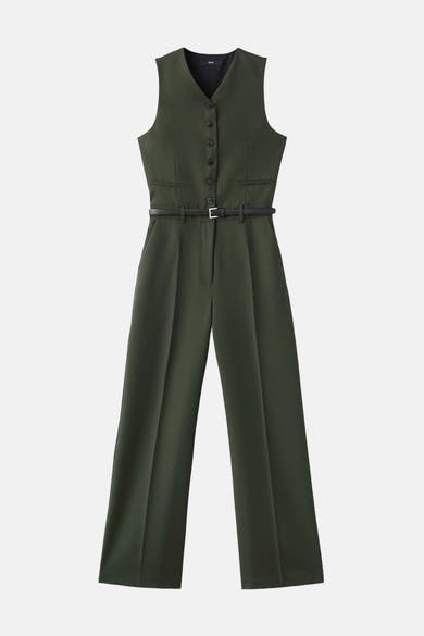 Kaki overall van MANGO, maatpakstijl met zwarte riem en wijde pijpen, op een witte achtergrond.