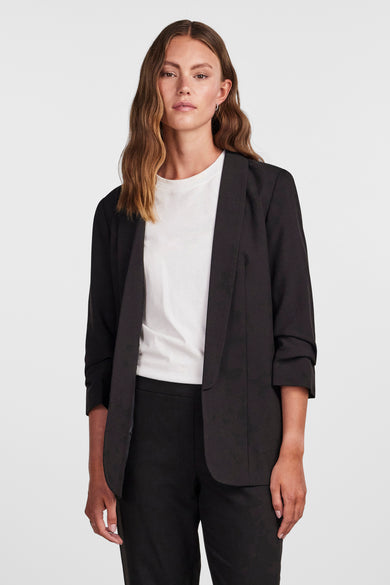 Blazer noir par PIECES®, porté avec un t-shirt blanc et un pantalon noir assorti, avec des manches 3/4 froncées.