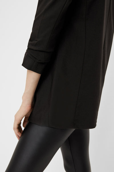 Blazer noir de PIECES®, avec manches trois quarts retroussées et coupe droite.