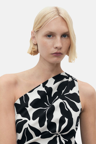 Zwarte jurk met bloemenprint van MANGO, asymmetrisch met blote schouder.