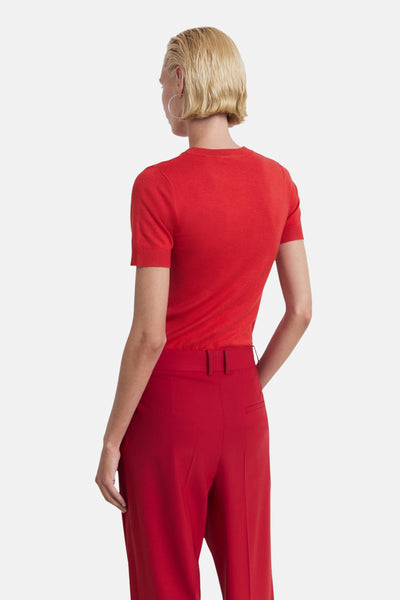 T-shirt à manches courtes rouge de MANGO, porté avec un pantalon assorti, vue de dos.