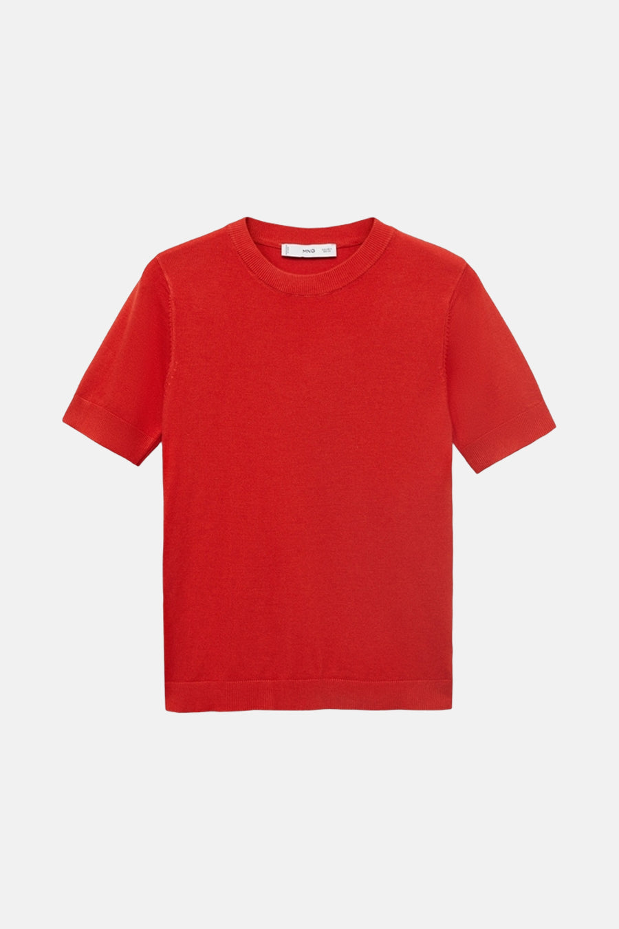Rood T-shirt met korte mouwen van MANGO, in fijne tricot, op een witte achtergrond.