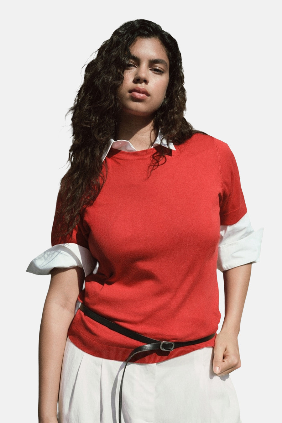 Rood T-shirt met korte mouwen van MANGO, gedragen met een wit overhemd en een dunne zwarte riem.