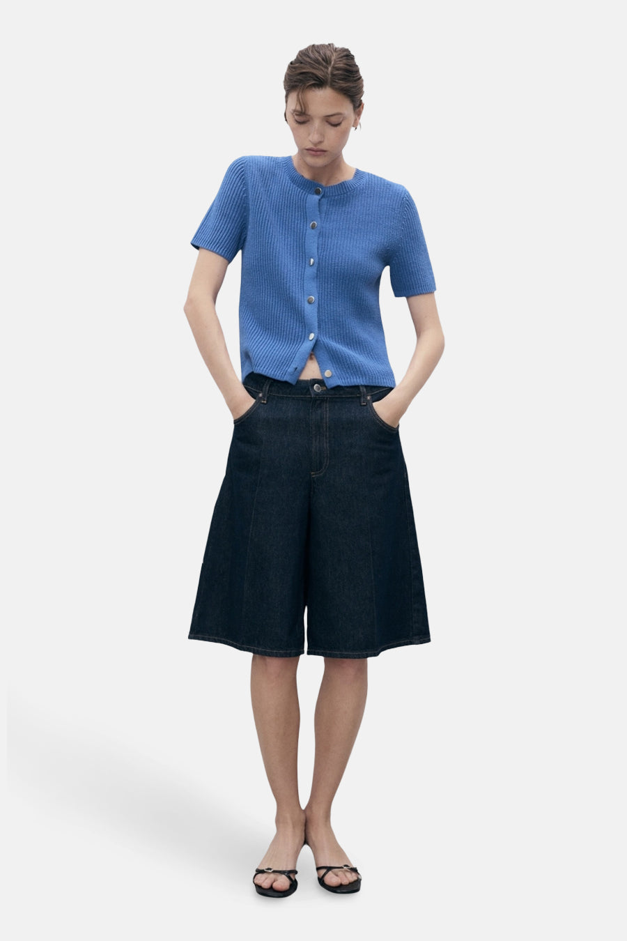 Blauwe geribbelde cardigan van MANGO, gedragen met een wijde spijkerbroekshort en sandalen met bandjes.