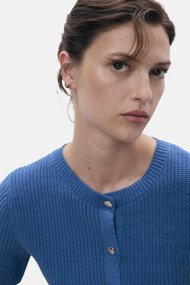 Blauwe MANGO-cardigan in ribgebreide stof met zichtbare knopen.