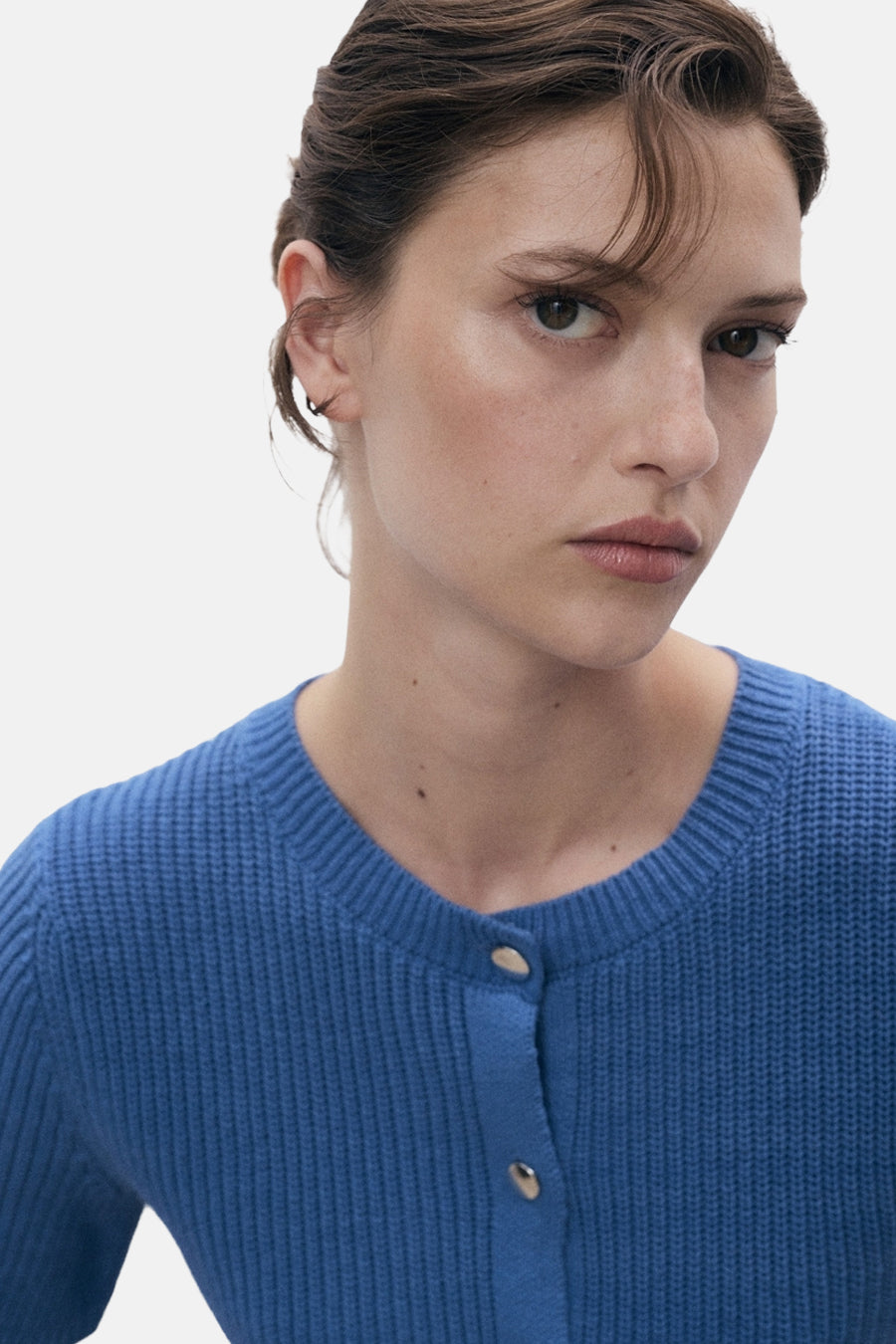 Blauwe MANGO-cardigan in ribgebreide stof met zichtbare knopen.