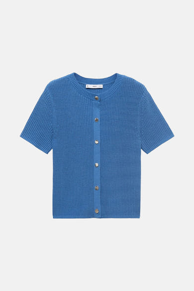Blauwe ribgebreide cardigan van MANGO met knopen aan de voorkant en korte mouwen.