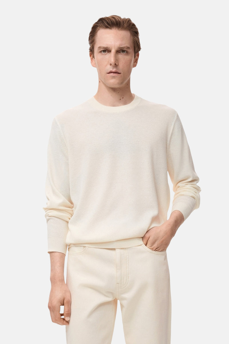 Ecru ronde hals trui van MANGO, gedragen met een toon-op-toon broek.
