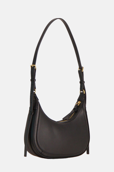 Sac à main noir en cuir, de MANGO, avec une bandoulière réglable et fermeture éclair dorée visible.
