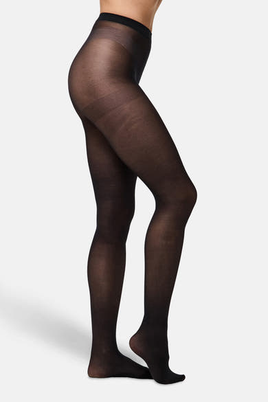 Zwarte panty's van PIECES® met de benen van een model op een witte achtergrond.