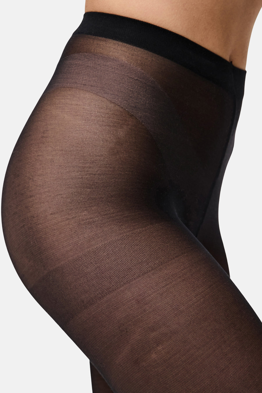Zwarte panty van PIECES®, semi-transparante textuur, hoge taille en nauwsluitende pasvorm, zijaanzicht.