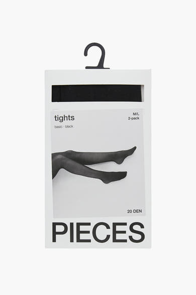 Zwarte basispanty's van PIECES, gepresenteerd in een witte verpakking met een foto van benen die de panty's dragen.