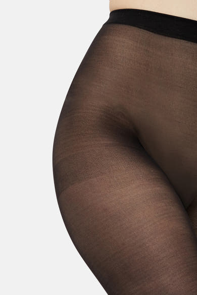 Zwarte panty van PIECES® met semi-transparante textuur, die de zijkant van het been toont.
