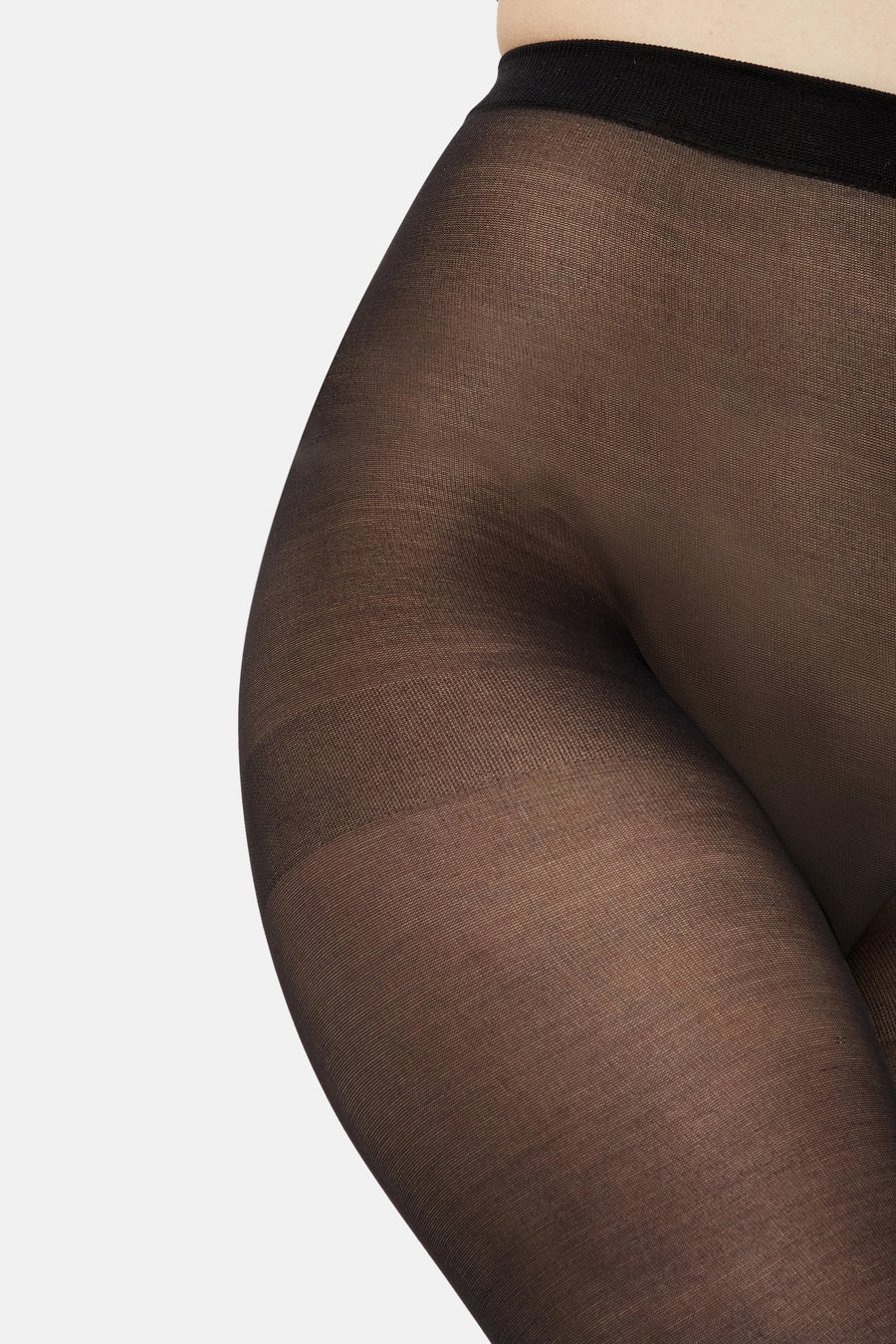 Zwarte panty van PIECES® met semi-transparante textuur, die de zijkant van het been toont.