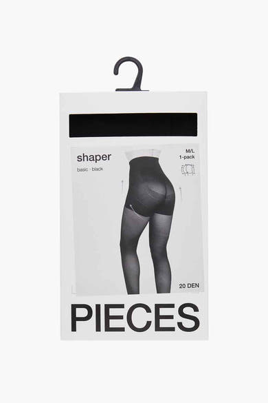 Zwarte shaper panty van PIECES, gepresenteerd in de verpakking met een paspop.