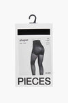 Zwarte shaper panty van PIECES, gepresenteerd in de verpakking met een paspop.