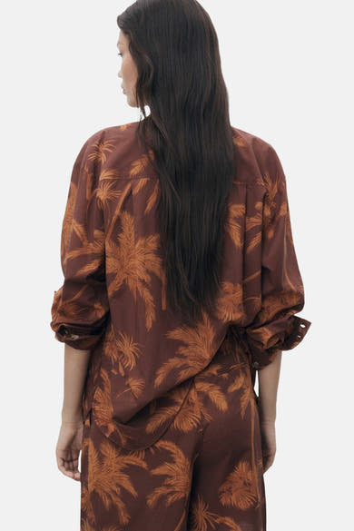 Bruin overhemd met lange mouwen en palmprint van MANGO, achterkant.