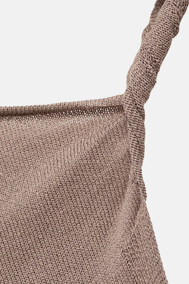 Top sans manches beige de MANGO, en tricot texturé avec une bretelle épaisse.
