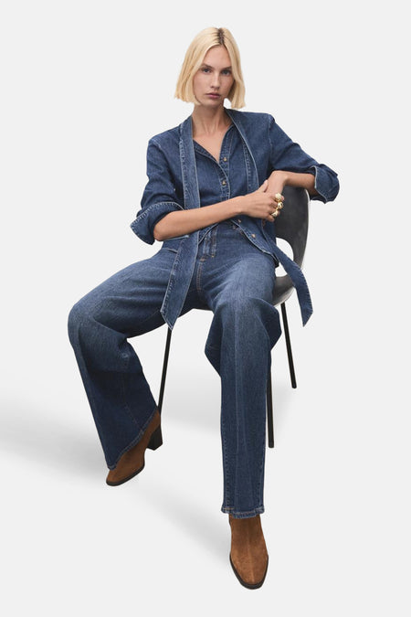 Bruine suède enkellaarsjes van MANGO, gedragen met een denim set en gouden ringen.