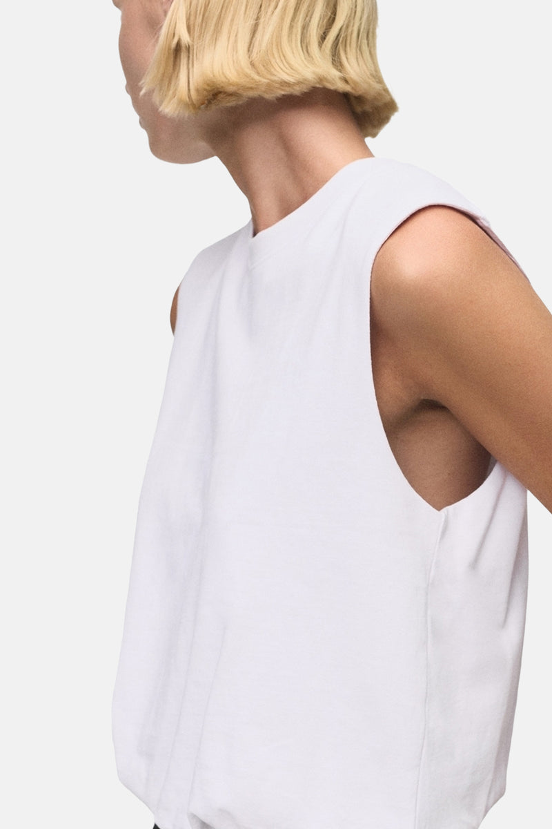 Top sans manches blanc de MANGO, avec une coupe décontractée et des emmanchures larges.