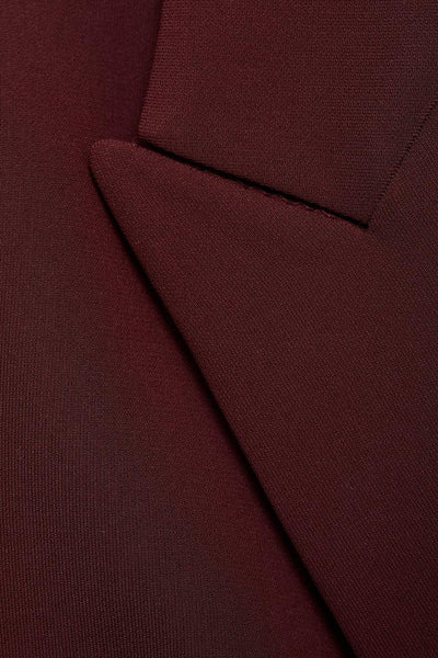 Bordeaux blazer van MANGO, close-up van de kraag en de textuur van de stof.