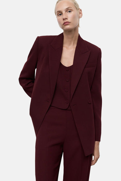 Blazer bordeaux par MANGO, porté avec un veston assorti et un pantalon bordeaux uni.