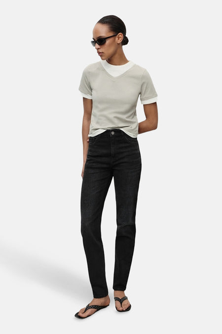 Jean mom en denim gris foncé de MANGO, porté avec un t-shirt et des sandales.
