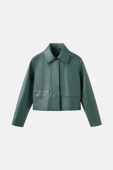 Veste courte verte de MANGO, avec col classique et poches plaquées sur le devant.