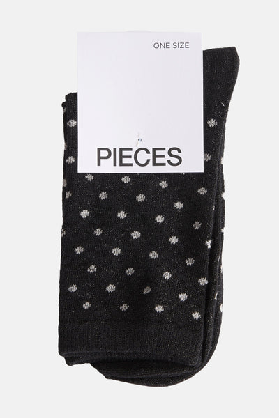 Chaussettes noires à pois par PIECES®, accessoire de mode avec un motif délicat et scintillant.

