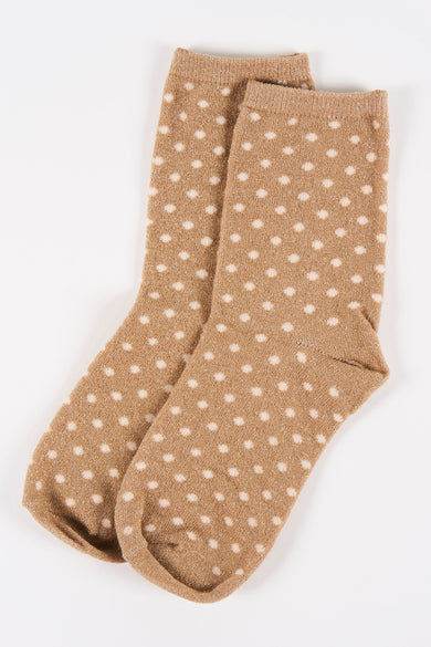 Beige sokken van PIECES® met een wit stippenpatroon, plat gepresenteerd.