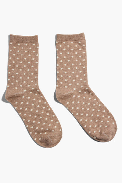 Chaussettes beiges par PIECES® avec un motif à pois blancs, présentées à plat.