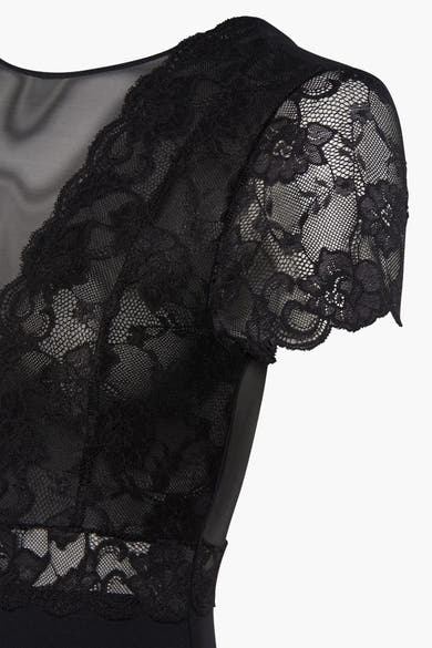 Body noir en dentelle de PIECES®, avec manches courtes et empiècement transparent en tulle.