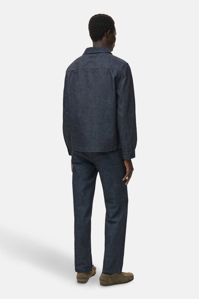 Veste en jean bleu foncé de MANGO, avec pantalon assorti et chaussures marron.